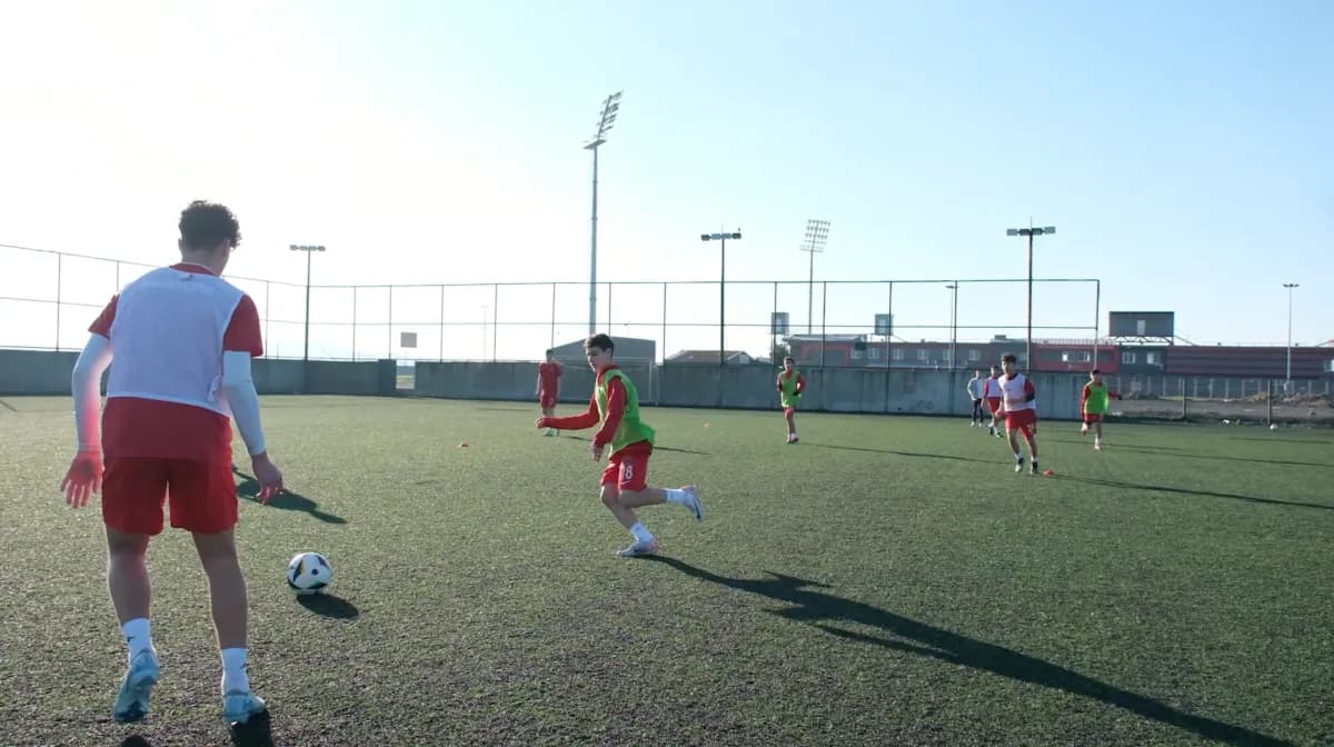 Nachwuchsspieler bei einer Passübung auf dem Trainingsplatz