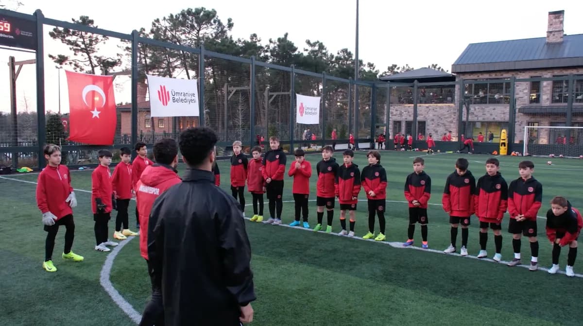 Minik oyuncular antrenman öncesi sahada sıralanmış