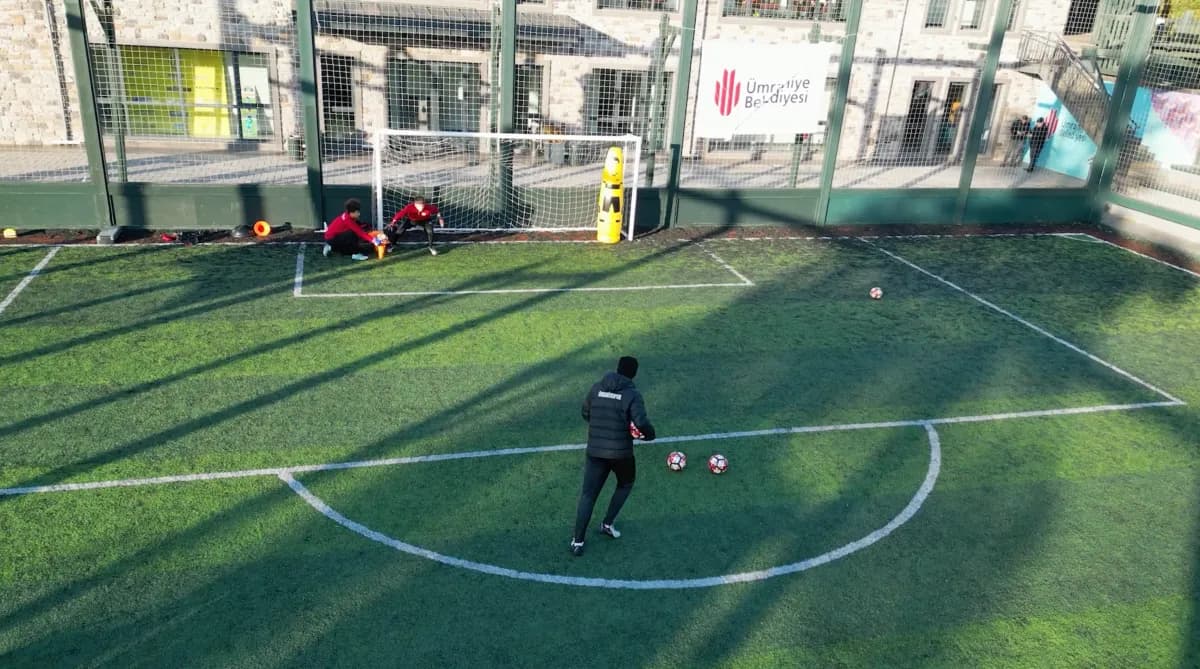 Havadan görünen kaleci antrenmanı