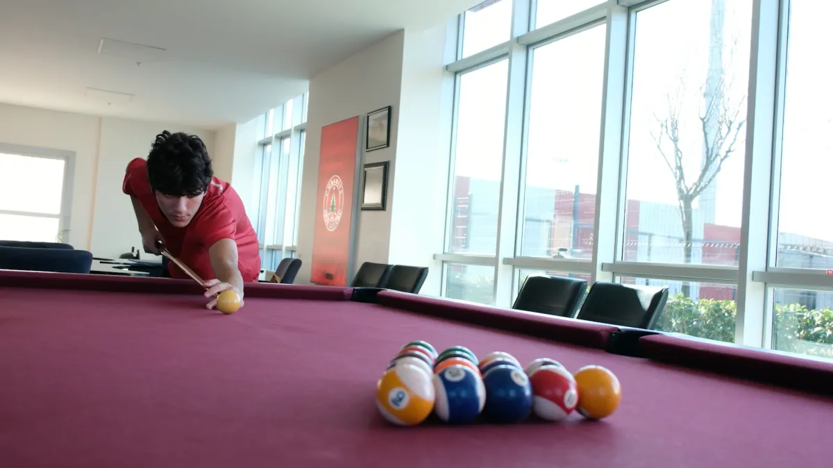 Sosyal alanda bilardo oynayan altyapı oyuncusu
