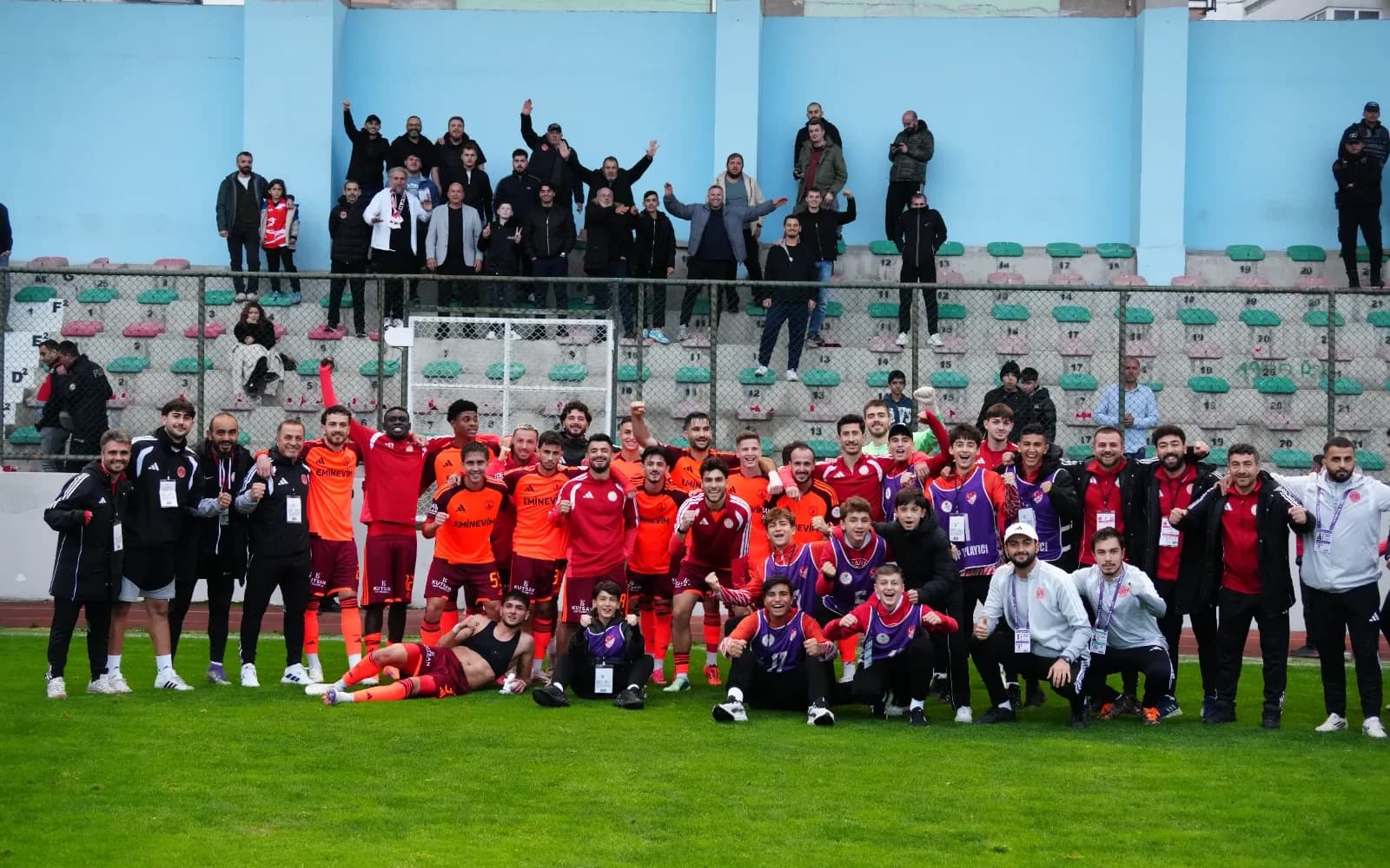Ümraniyespor futbolcuları ve saha görevlileri, Küçükçekmece Sinopspor karşılaşmasının ardından tribün önünde toplu fotoğraf veriyor.