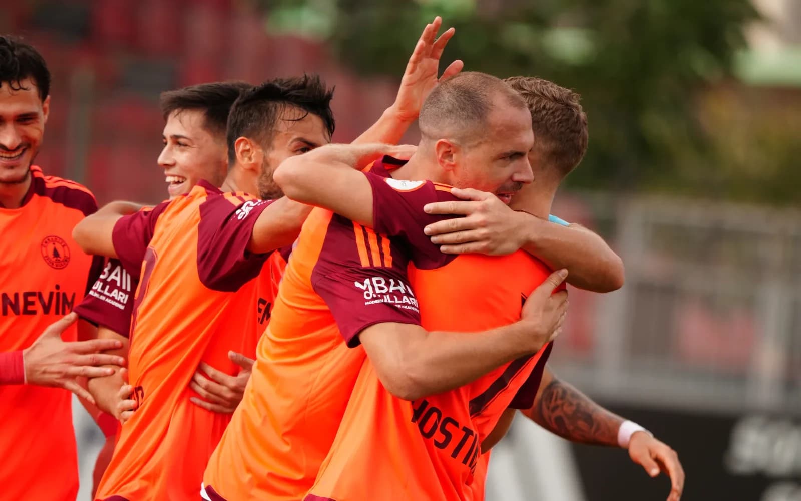 Sivasspor karşılaşmasında Ümraniyespor futbolcuları sahada birbirlerine sarılarak kutlama yapıyor.